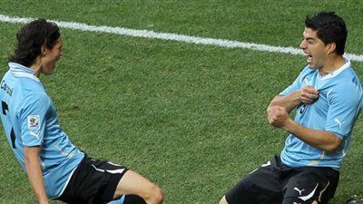 تعليمات خاصة من كوبر لرباعي دفاع المنتخب لتحجيم «سواريز وكافاني»