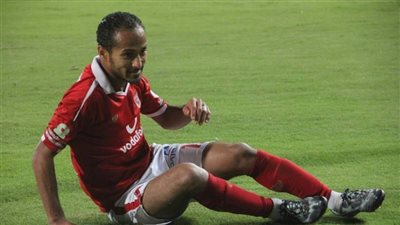 وليد سليمان يؤدي جلسة علاج طبيعي في مران الأهلي