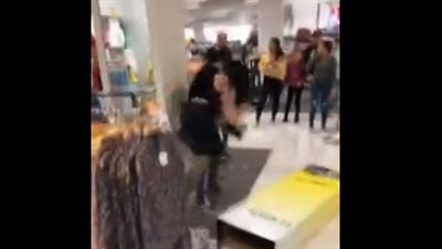 مشاجرة عنيفة بين امرأتين داخل محل ملابس (فيديو)