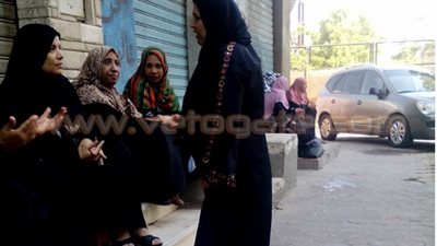 بالصور.. أولياء أمور طلاب الثانوية يفترشون الأرصفة أمام مدارس حلوان