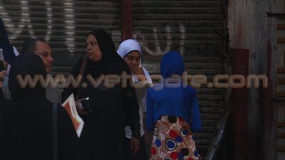 بالصور.. القلق يسيطر على طالبات الثانوية بلجنة الزهراء في عين شمس