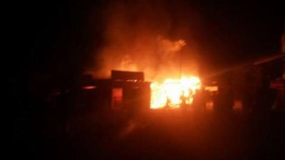 حريق هائل بمحيط مرسى سياحي بالأقصر والدفع بـ4 سيارات إطفاء