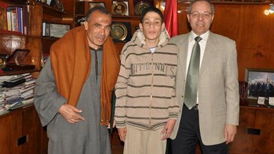 «بيبرس» يكرم صاحب المركز الأول فى حفظ القرآن الكريم