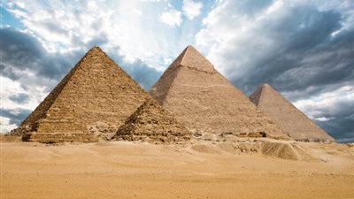 كأس العالم يزين الهرم تزامنا مع إعلان مصر راعي إقليمي للمونديال