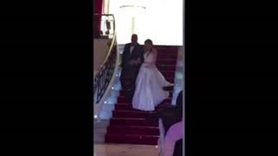 بالفيديو والصور.. موقف محرج لمراهقة في حفل عيد ميلادها