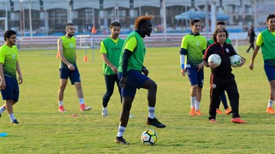 الإصابة تبعد فتحي وروقة عن تدريبات الزمالك وتأهيل مصطفى محمد