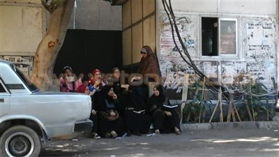 بالصور.. قراءة القرآن سلاح أولياء الأمور أمام لجان الثانوية بالهرم