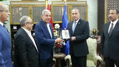 لجنة لبحث تشغيل المصانع المتوقفة في السويس