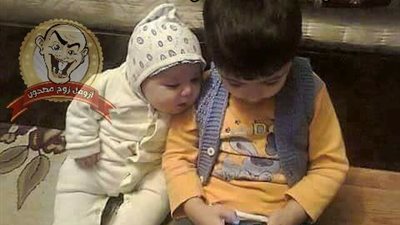 ساخرون.. لما تكون ماسك الموبايل ومراتك قاعدة جنبك