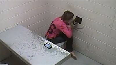 فرار مشتبه بها من قسم شرطة (فيديو)