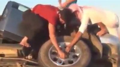 بالفيديو.. شاب خليجي يقود سيارته على عجلتين ويفعل شيئا جنونيا