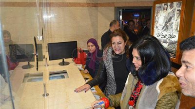 حورية فرغلي تشاهد «طلق صناعي» مع الجمهور (صور)