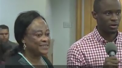 بالفيديو.. صدمة قاض يقابل امرأة بعد 24 عامًا من محاكمتها أمامه