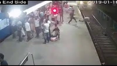 لقطات مروعة لرجل يقفز أمام قطار قادم لمطاردة لص (فيديو)