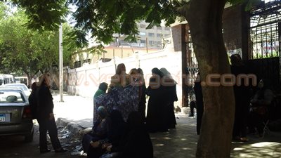 بالصور.. أرصفة مدرسة أم الأبطال بالهرم تتحول إلى منافذ عرض منتجات