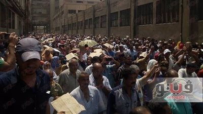 بالصور.. مسيرة لعمال غزل المحلة تحمل «نعش رئيس القابضة»