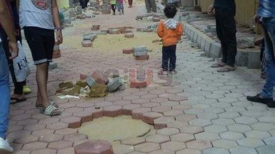 بالصور.. تركيب بلاط «الإنترلوك» بشوارع شبرا الخيمة