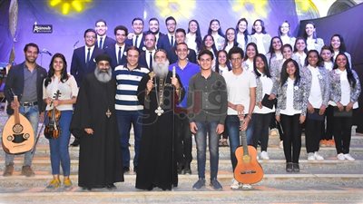 أسقف قوص يشهد حفل تخريج الجامعيين (صور)