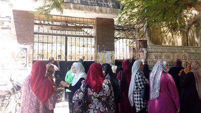 بالصور.. تجمهر أولياء أمور طلاب الثانوية العامة أمام لجان الهرم