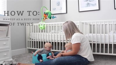 أم لتوءم ترصد معاناتها في وضع المكياج (فيديو)