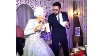 عروسان يستبدلان فقرة الشربات بوجبة جاهزة (فيديو)