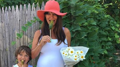 بالصور.. جنين يحيي والديه من داخل الرحم