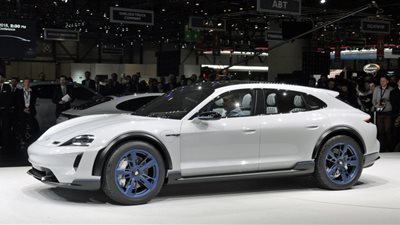 بورش تدخل عالم تصنيع السيارات الكهربائية بـ Cross Turismo