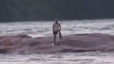 لحظة إنقاذ رجل حاصرته مياه الفيضانات بالهند (فيديو)