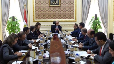 شريف إسماعيل يلتقي وزيري النقل والتخطيط