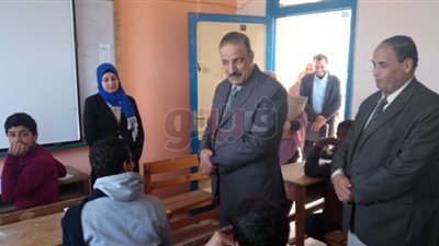 وكيل «تعليم بني سويف» يتفقد لجان الإعدادية بمدارس سمسطا (صور)