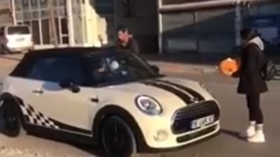 خدعها بسيارة ميني كوبر.. رد فعل فتاة على هدية حبيبها في عيد ميلادها (فيديو)