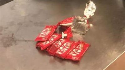 ضبط راكب حاول تهريب حشيش بأكياس شيكولاته في مطار القاهرة (صور)