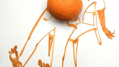 بالصور.. فنان يحول أشياء حوله لرسومات مبتكرة