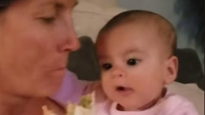 رد فعل رضيع جائع لحظة تناول والدته الطعام (فيديو)