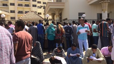 وزير القوى العاملة يعترض على انتظار شباب أسوان خلف الأسوار