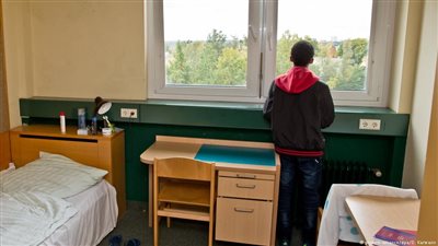 لماذا تسعى حركة يمينية ألمانية للوصاية على لاجئين قُصر؟