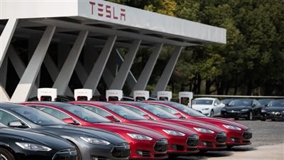 مدير شركة «دايملر» يهاجم رئيس «تسلا»: مدعٍ كبير