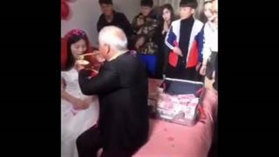 بالفيديو.. عروس شابة تنسى حزنها بمجرد رؤية أموال عريسها العجوز