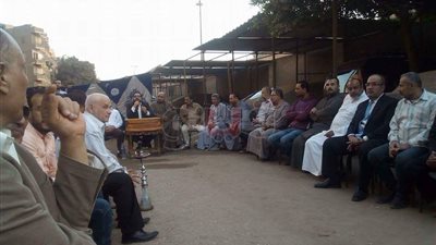 بالصور.. أهالي شبرا يذبحون خروفا احتفالا بالصلح بين عائلتين