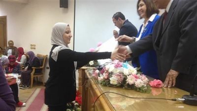 عميدة آداب عين شمس تكرم 500 طالب بالكلية