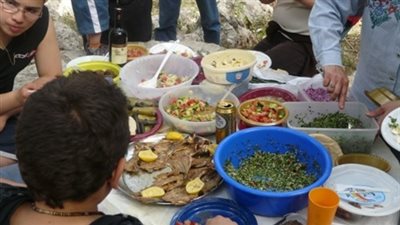 طقوس أهالي الدقهلية في الاحتفال بشم النسيم.. الأسماك المملحة تحتل صدارة موائد الطعام و«المحشي» في المرتبة الثانية.. أهالي محلة دمنة يتجولون في الشوارع بالعربات الكارو