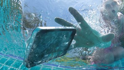 طريقة غريبة لإصلاح الهاتف الذكي عند سقوطه في الماء