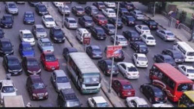 زحام مروري بمدينة السلام بسبب سقوط حمولة من أعلى سيارة نقل