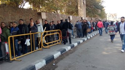 مشادات كلامية بين زوار معرض الكتاب أمام البوابات (فيديو)