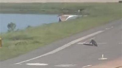 تمساح يؤخر هبوط طائرة بمطار أمريكي (فيديو وصور)