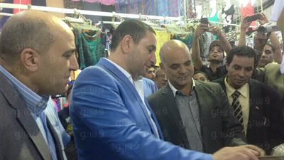 بالصور.. افتتاح معرض لملابس العيد لمواجهة الغلاء بشبرا الخيمة