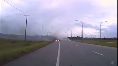 بالفيديو.. سائق يتسبب في تسريب بنزين السيارة أثناء القيادة بتايلاند