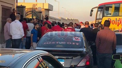 بالصور.. زحام شديد أمام بوابة 10 يعوق دخول إداريي الوداد لبرج العرب