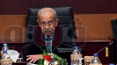 شريف إسماعيل يلتقي وزير النقل لمتابعة تطوير المترو والسكة الحديد