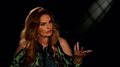 التليفزيون يكرم «يسرا» لتألقها في «فوق مستوى الشبهات»